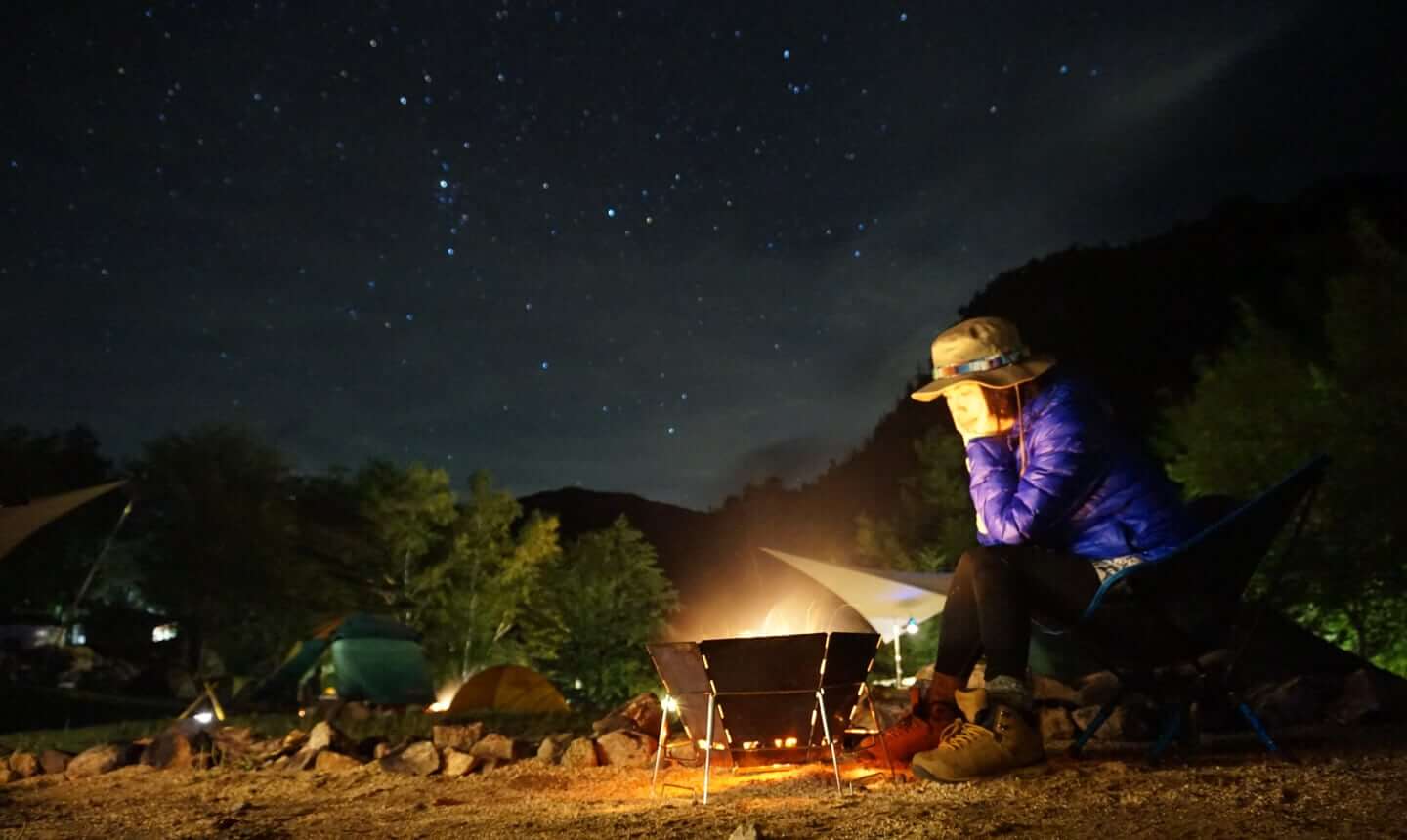 写真:本物の星空のしたでキャンプをしている様子