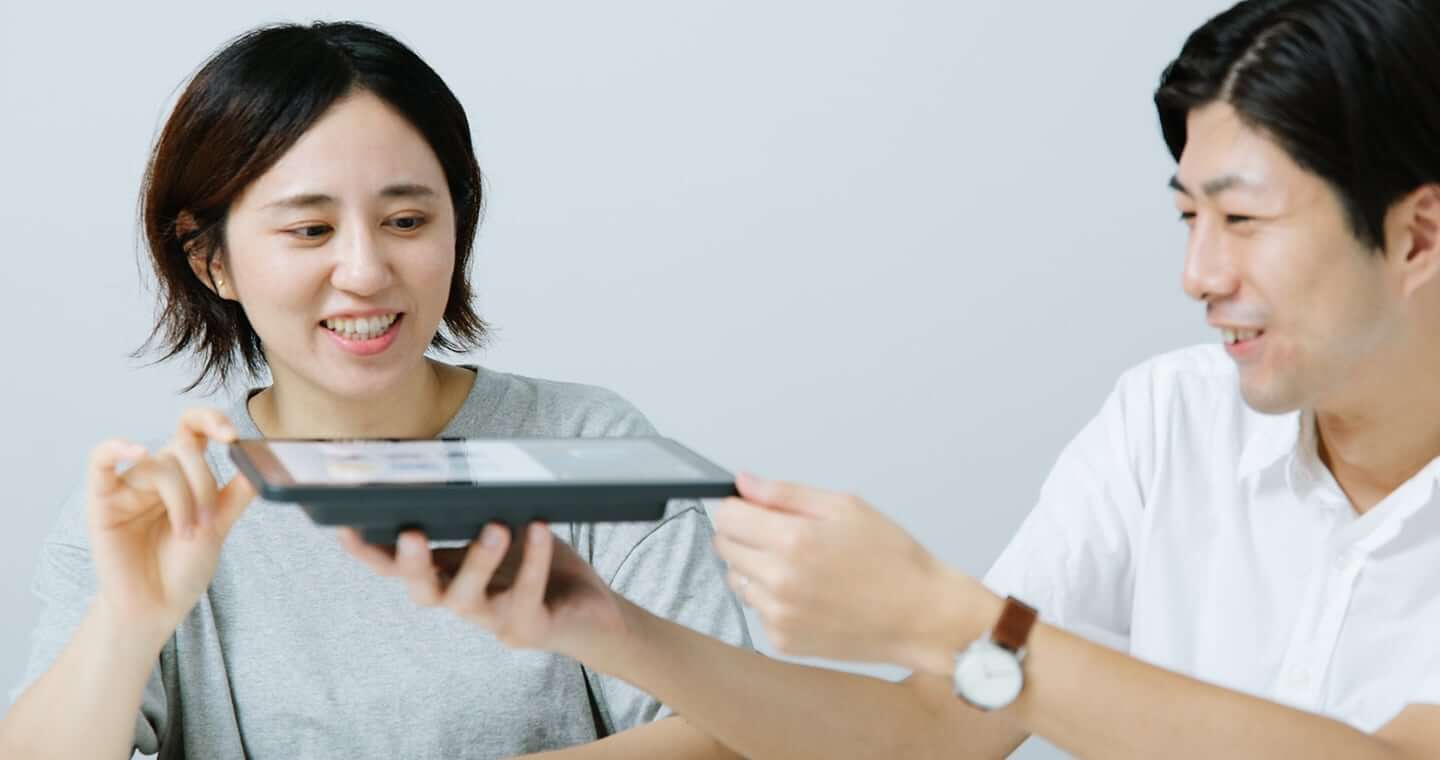 写真:薄さにこだわった操作パネル