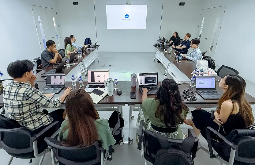 アジア出張時に海外チームと打合せをしている様子