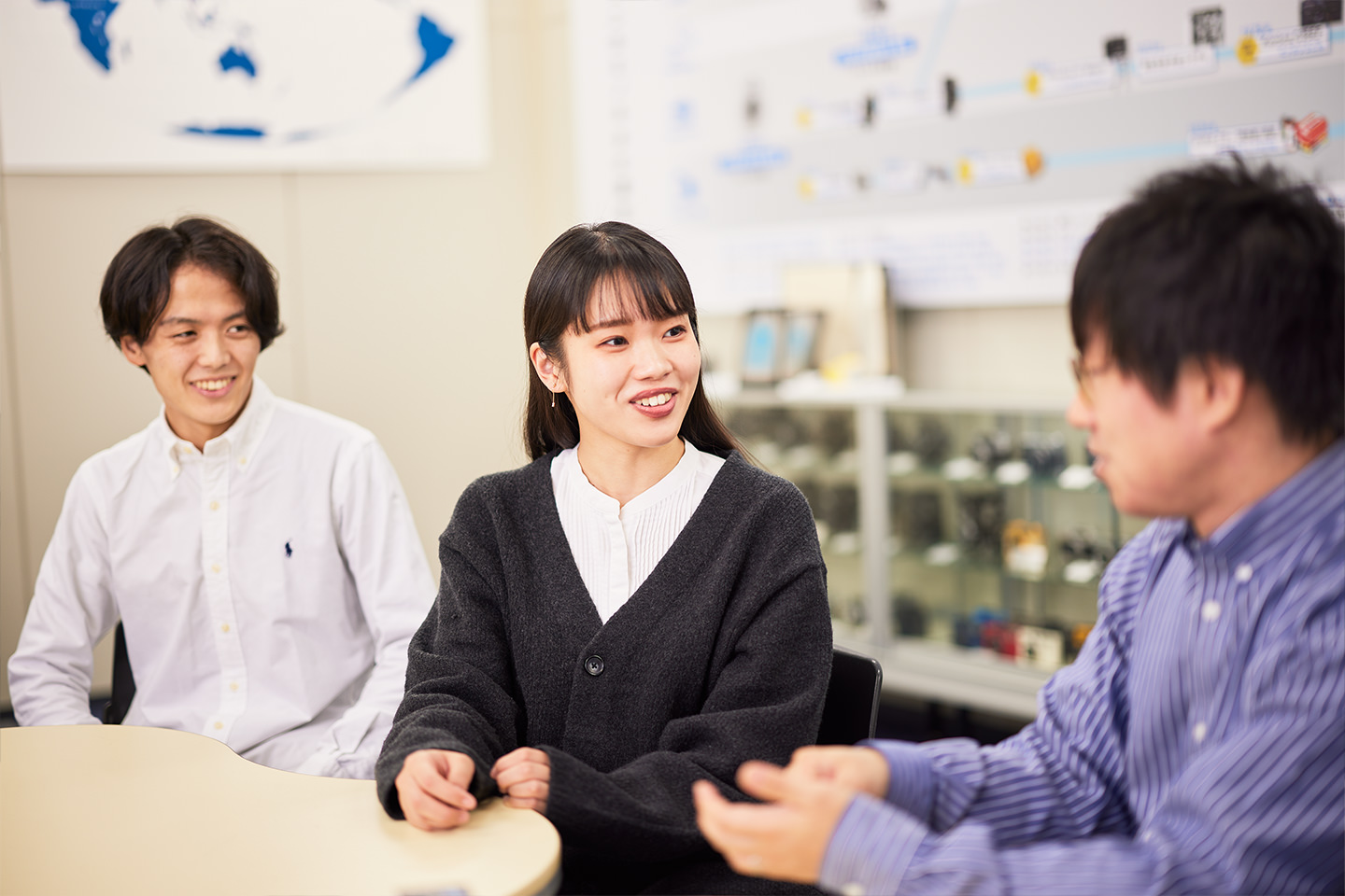 写真やカメラについて話す、松波と高原、宮坂の様子