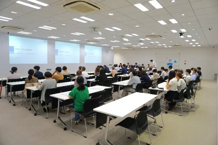 広い部屋で勉強会に参加している人の写真
