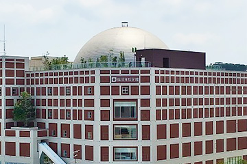 福岡市科学館のドームシアター（プラネタリウム）を運営