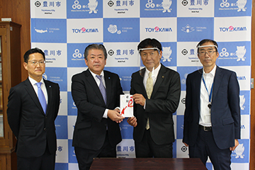 自社で設計・製造したフェイスシールドを豊川市に贈呈