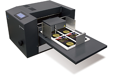 デジタル加飾で印刷物に付加価値を与える卓上型デジタル加飾印刷機「AccurioShine 101」