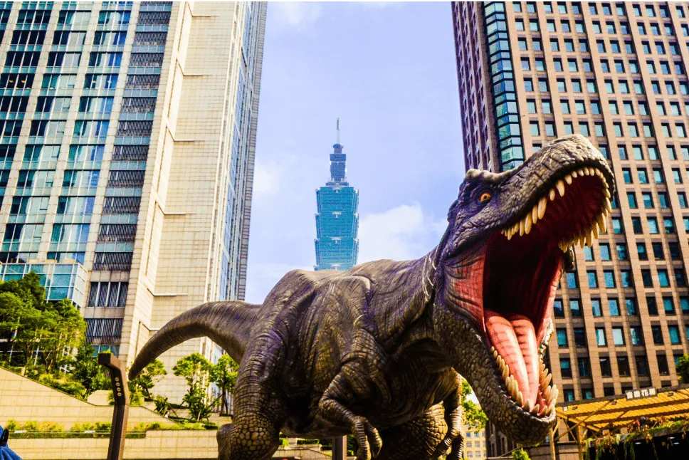 Footage of a T.Rex that is threatening to open its big mouth in a modern city.